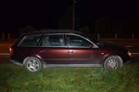 zaparkowany na poboczu drogi osobowy pojazd marki Audi