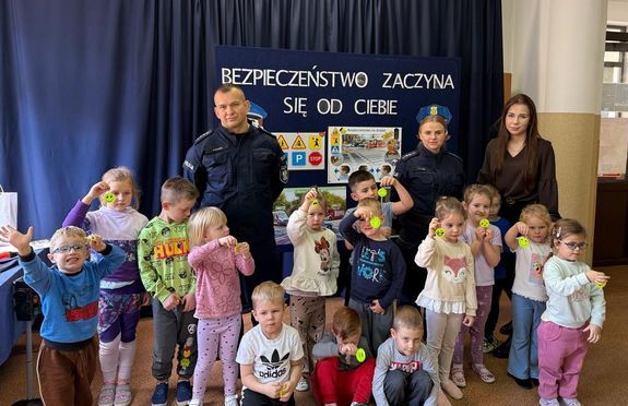 spotkanie policjantów z uczniami podstawówki