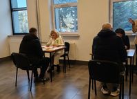 uczestnicy ćwiczeń przy stolikach