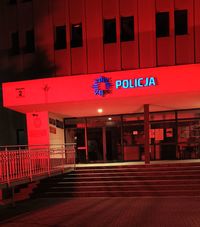 podświetlony na czerwono budynek zamojskiej komendy Policji