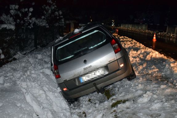 osobowe Renault w przydrożnym rowie