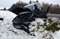 osobowy volkswagen w przydrożnym rowie