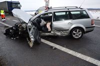 uszkodzony w wyniku zderzenia z innym pojazdem osobowy volkswagen