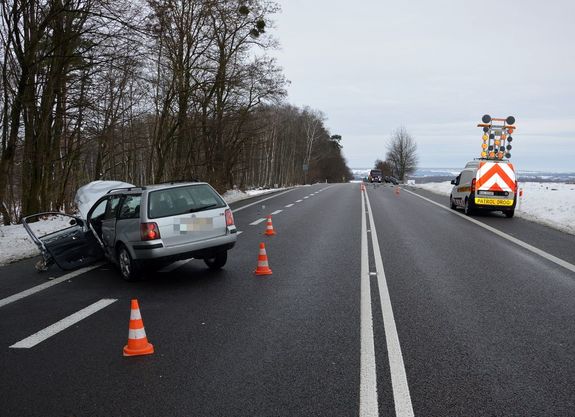 droga, na poboczu stoi rozbity osobowy volkswagen, na drugim pasie drogi stoi pojazd służby drogowej