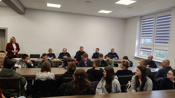 debata społeczna z udziałem policjantów i mieszkańców gminy Radecznica