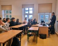 policjant na lekcji w klasie o profilu mundurowym