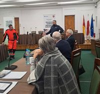 policjant i ratownik medyczny na spotkaniu Bezpieczny Senior