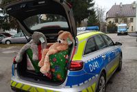 w bagażniku radiowozu prezenty dla dzieci