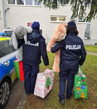 policjantki idą z prezentami dla dzieci