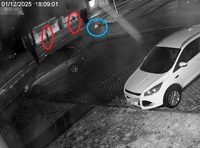 zdjęcie z nagrania z monitoringu, lezący na jezdni mężczyzna i inni uczestnicy ruchu