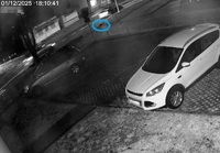 zdjęcie z nagrania z monitoringu, lezący na jezdni mężczyzna i przejeżdżające obok samochody