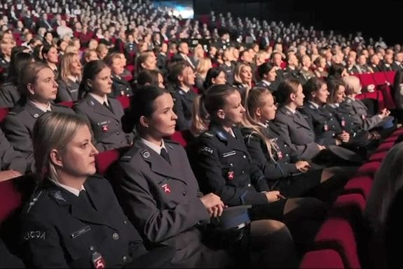policjantki w mundurach wyjściowych siedzą na widowni