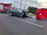 osobowe audi uszkodzone w wyniku zderzenia z innym pojazdem osobowym, w tle wóz strażacki