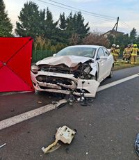 osobowy ford uszkodzony w wyniku zderzenia z innym pojazdem osobowym