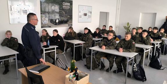policjant prowadzi lekcję z uczniami klasy o profilu mundurowym