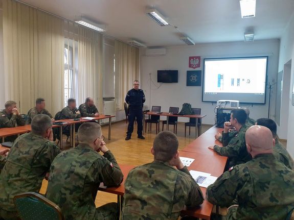 policjant podczas szkolenia żołnierzy