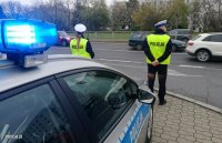 policjanci stopią na drodze i patrzą w kierunku przejścia dla pieszych