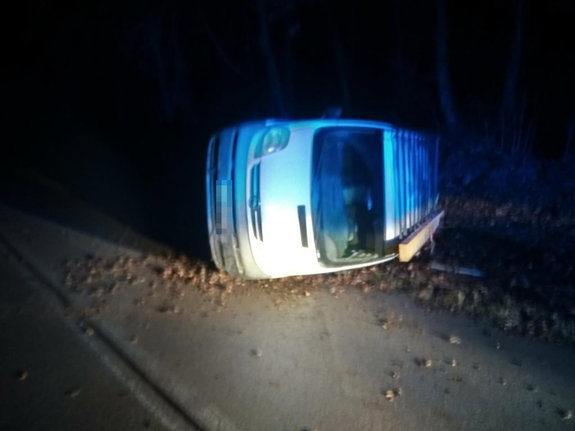 przewrócony na bok bus