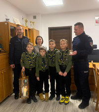 Komendanci Komendy Miejskiej Policji w Zamościu z harcerzami