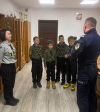 Komendant Miejski Policji w Zamościu inspektor Rafał Skoczylas z harcerzami i ich zastępową