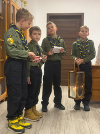 zuchy ze Światłem Pokoju w Komendzie Miejskiej Policji w Zamościu