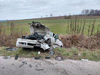 uszkodzony w wyniku czołowego zderzenia z innym pojazdem opel