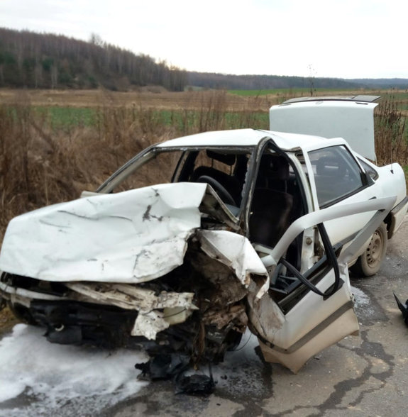 uszkodzona w wyniku zderzenia z innym pojazdem osobowa skoda