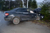 osobowy mercedes w przydrożnym rowie