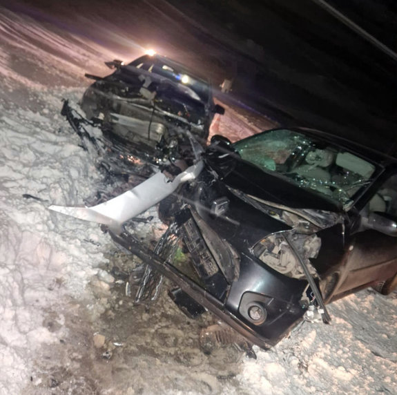 na zaśnieżonej drodze dwa samochody osobowe uszkodzone w wyniku zderzenia