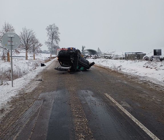 na środku jezdni na dachu leży osobowy mercedes