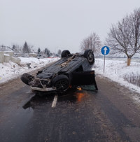 na jezdni na dachu leży osobowy mercedes