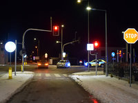 skrzyżowanie dróg, dwa samochody osobowe po zderzeniu, obok na jezdni stoi policyjny radiowóz