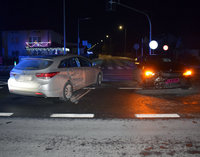 skrzyżowanie dróg, dwa samochody osobowe po zderzeniu