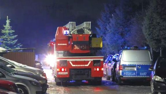 pojazdy służb na miejscu pożaru