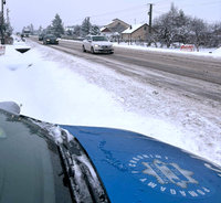 maska radiowozu zaparkowanego na zaśnieżonym poboczu
