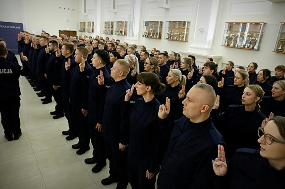 nowo przyjęci policjanci w czasie ślubowania