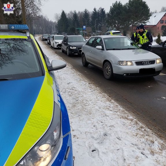 policyjny patrol kontroluje stan trzeźwości kierujących w czasie akcji Trzeźwość