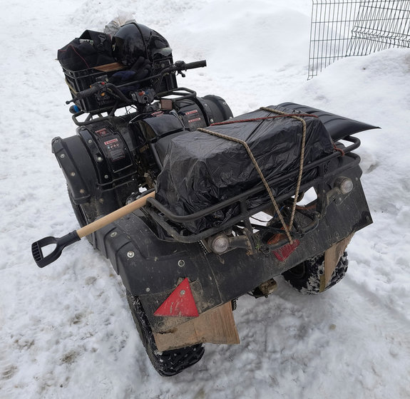 na śniegu stoi quad