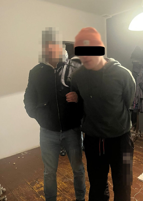 policjant służby kryminalnej z zatrzymanym