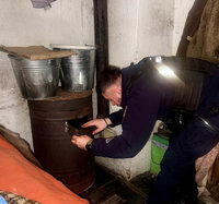 policjant rozpala w piecu typu koza