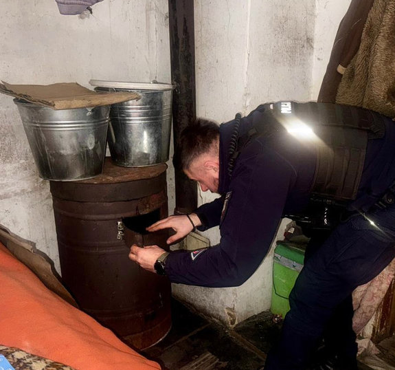 policjant rozpala w piecu typu koza