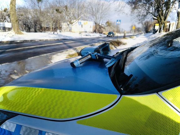 policyjny miernik prędkości na masce radiowozu