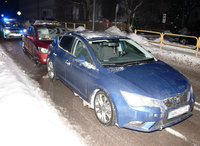 na ulicy stoją dwa samochody osobowe, za nimi policyjny radiowóz