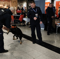 policjanci obok stoiska profilaktycznego na Wielkiej Orkiestrze Świątecznej Pomocy