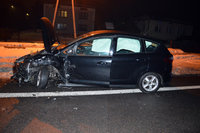 stojący na poboczu uszkodzony samochód osobowy