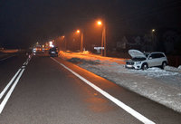 miejsce kolizji, dwa samochody osobowe stoją na poboczach drogi