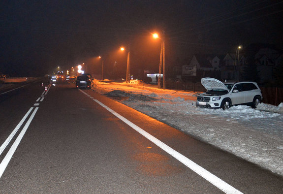 miejsce kolizji, dwa samochody osobowe stoją na poboczach drogi