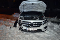 stojący na poboczu uszkodzony samochód osobowy