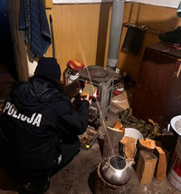 policjantka rozpala w piecu