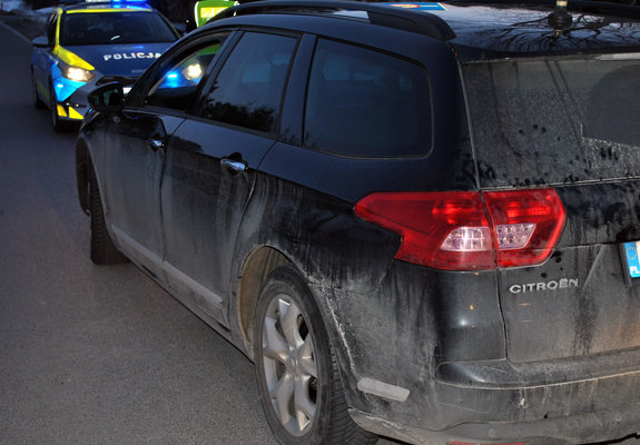 stojący na poboczu drogi osobowy citroen przed nim radiowóz